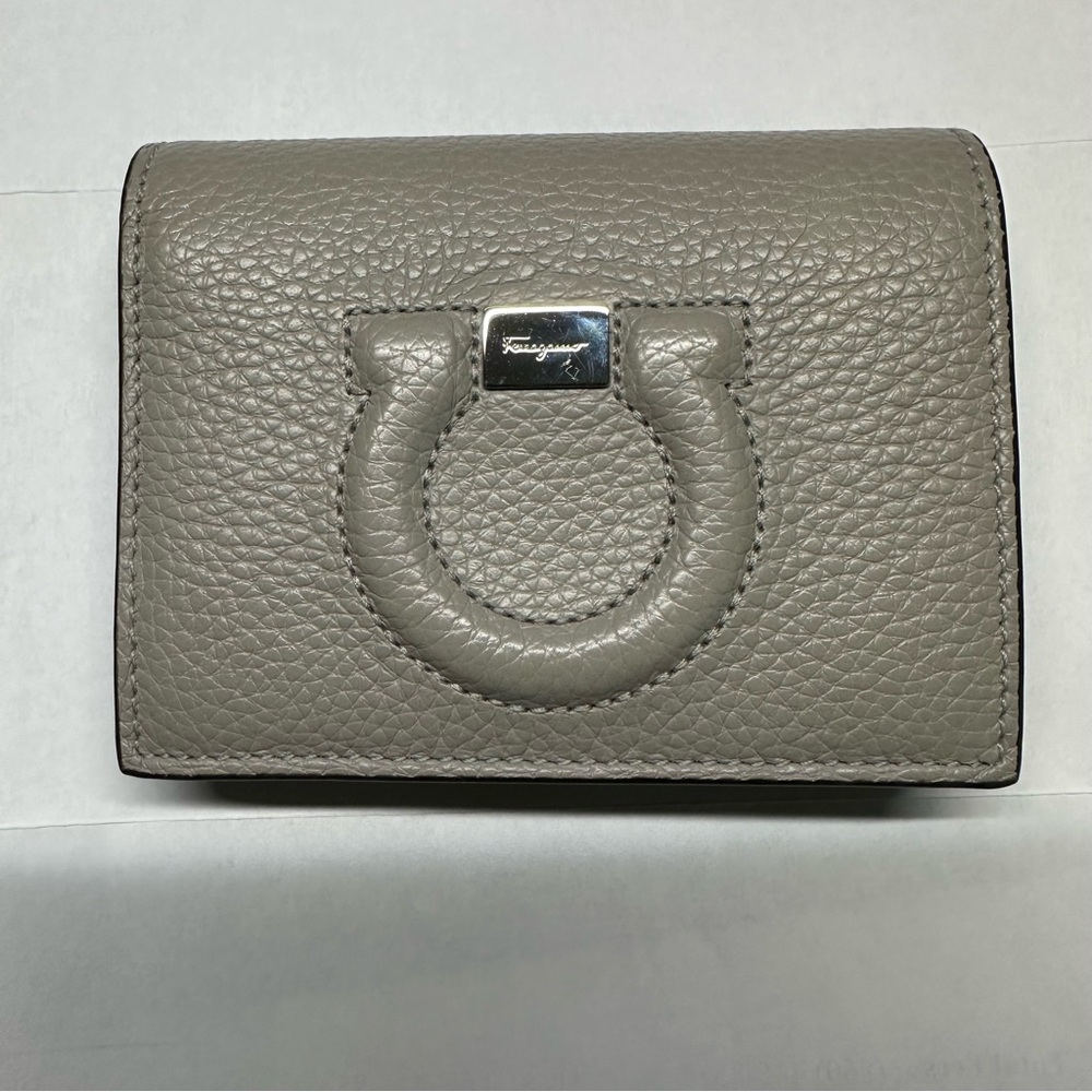 Salvatore Ferragamo Gancio City Wallet in grey leather